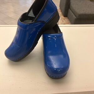 BJORK Swedish Comfort Glossy Blue Slip-On Clogs 10 unisex. Preowned good shape